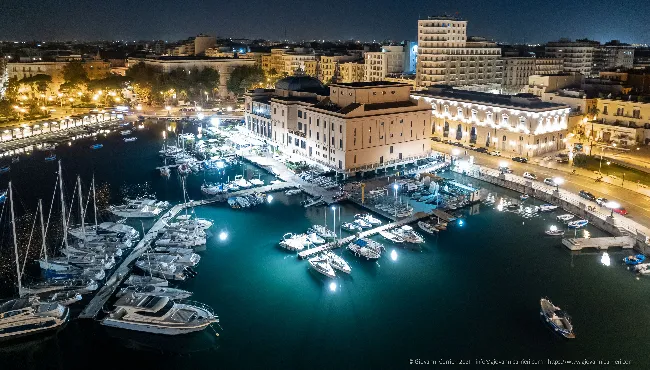 Vista notturna del vecchio porto di Bari