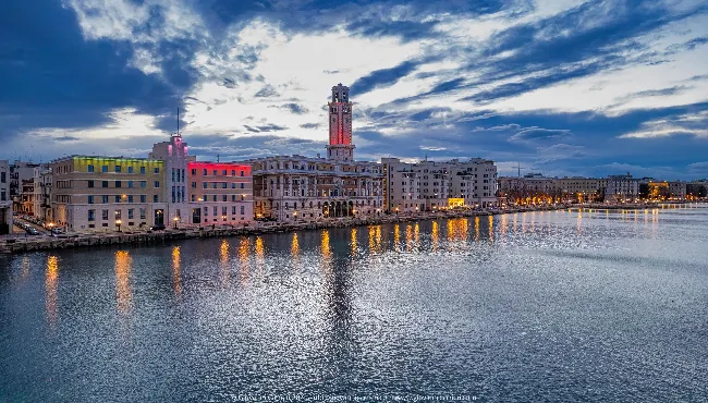 Il lungomare di Bari al tramonto, fotografato dall'alto