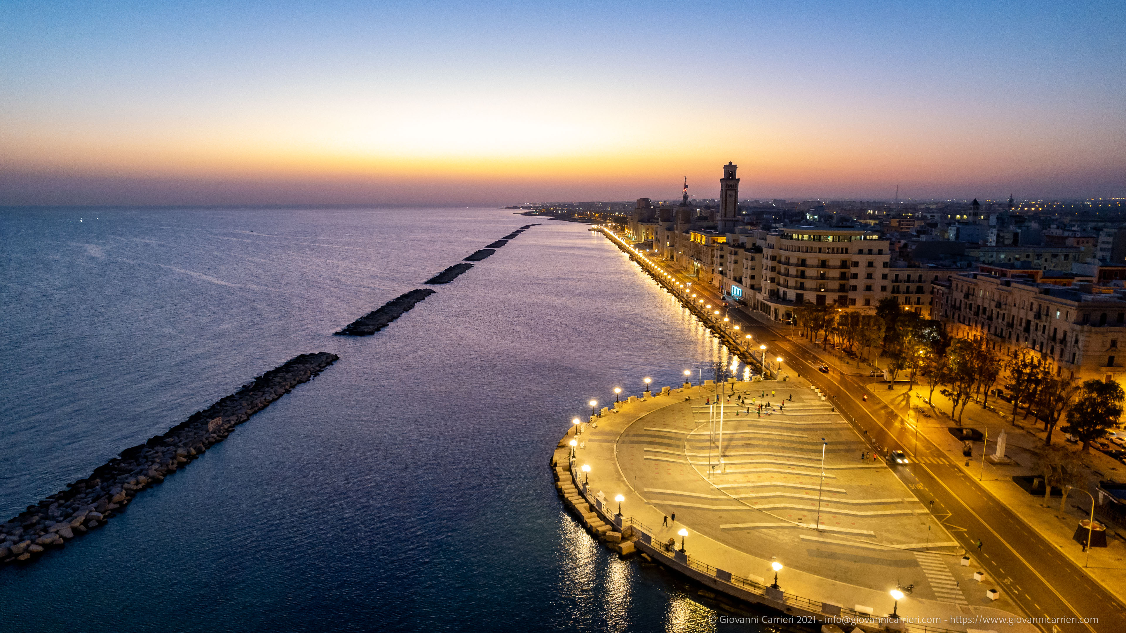 Vista aerea e notturna del lungomare di Bari