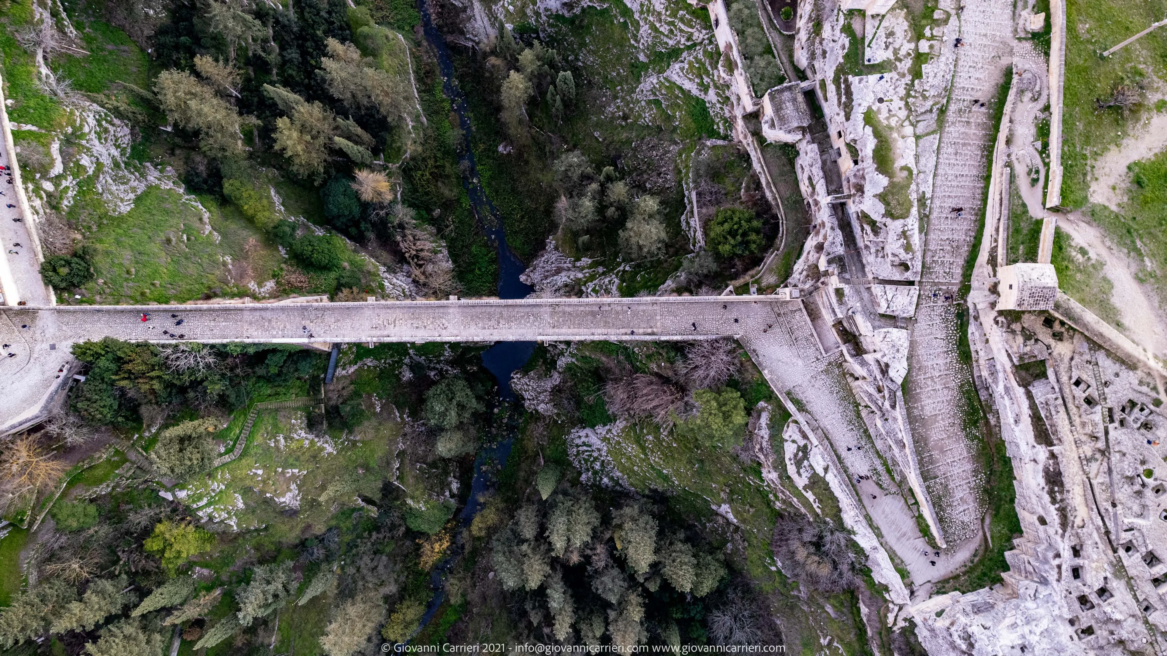 Vertical view of the Aqueduct Bridge