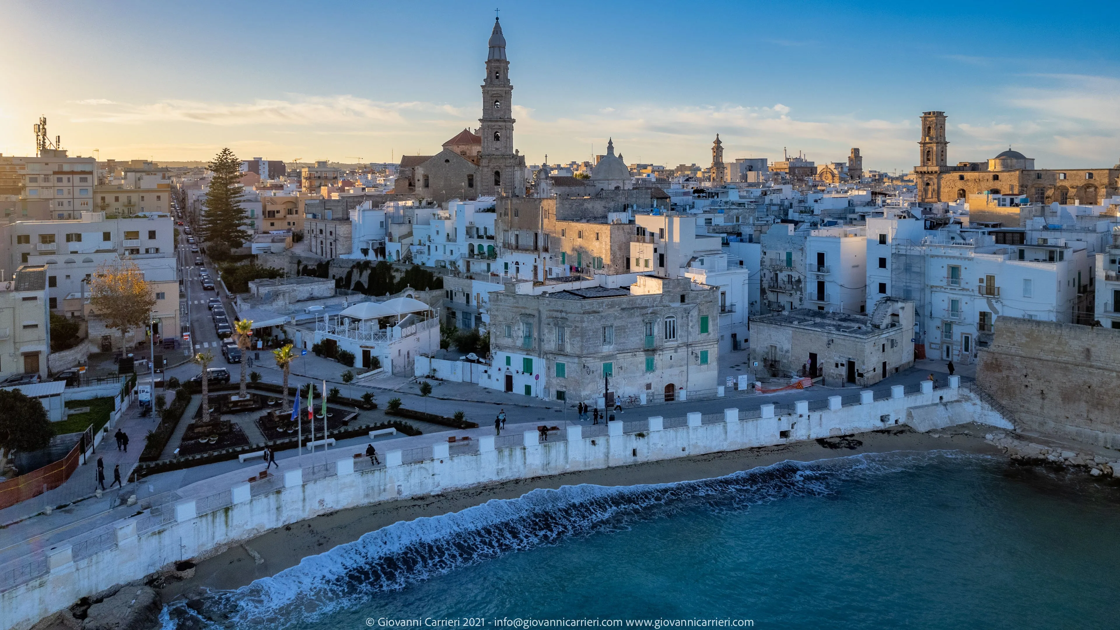 Monopoli, porta vecchia vista dall'alto