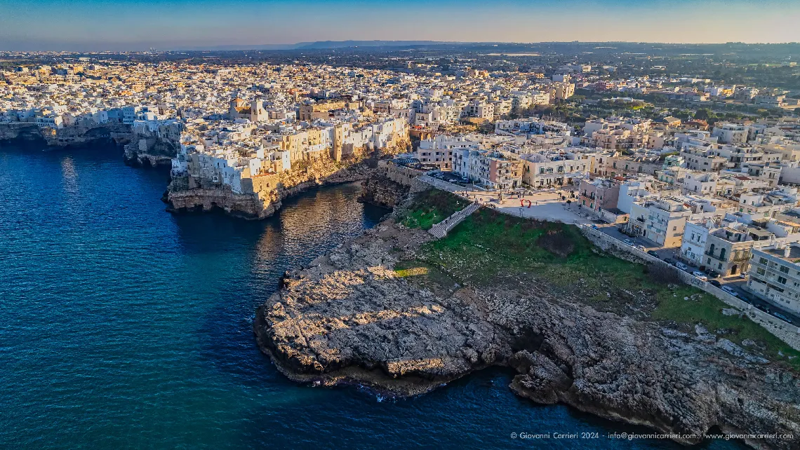 Borgo antico di Polignano a Mare: un gioiello pugliese visto dall'alto