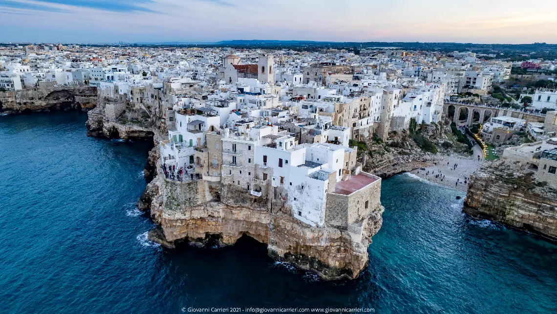 Vista aerea del centro storico di Polignano a Mare