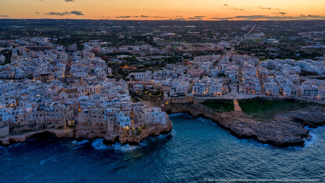 Vista aerea di Polignano a Mare al tramonto