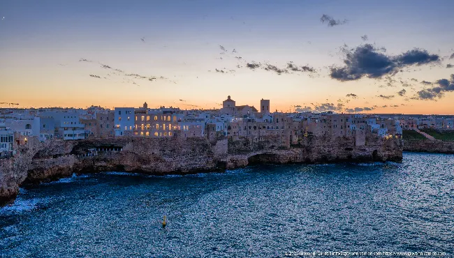 Skyline di Polignano a Mare al crepuscolo