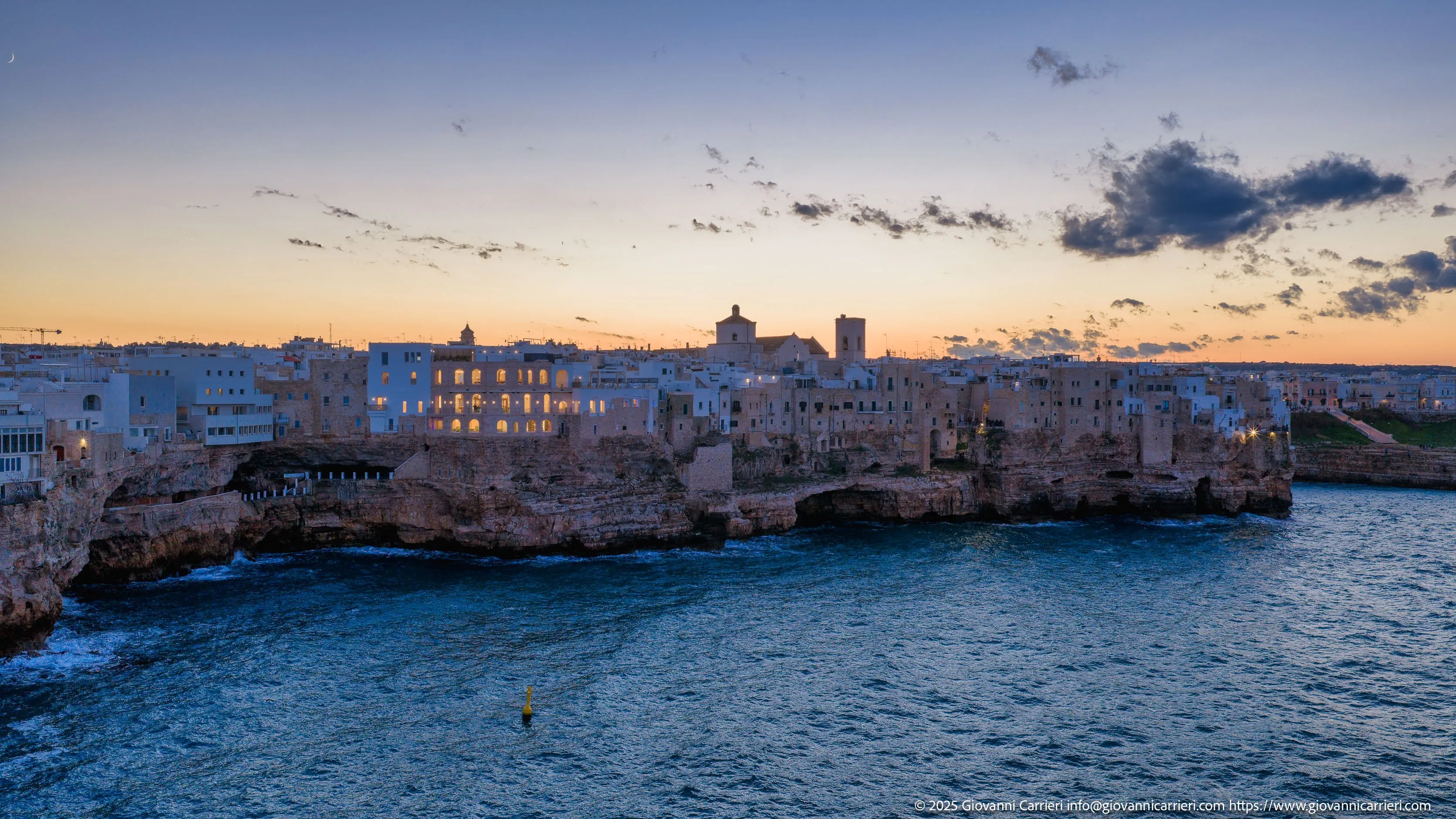 Skyline di Polignano a Mare al crepuscolo