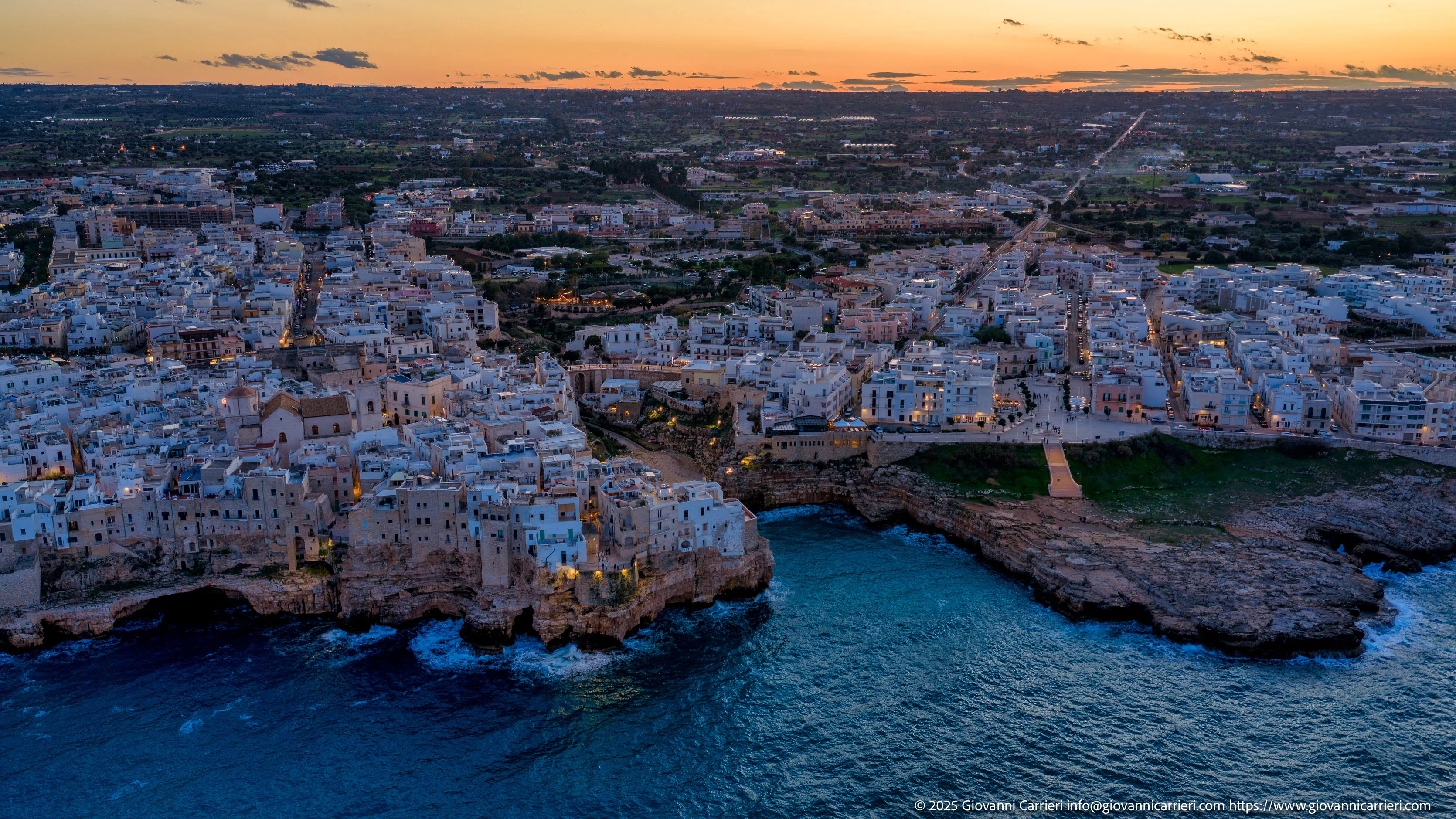 Vista aerea di Polignano a Mare al tramonto