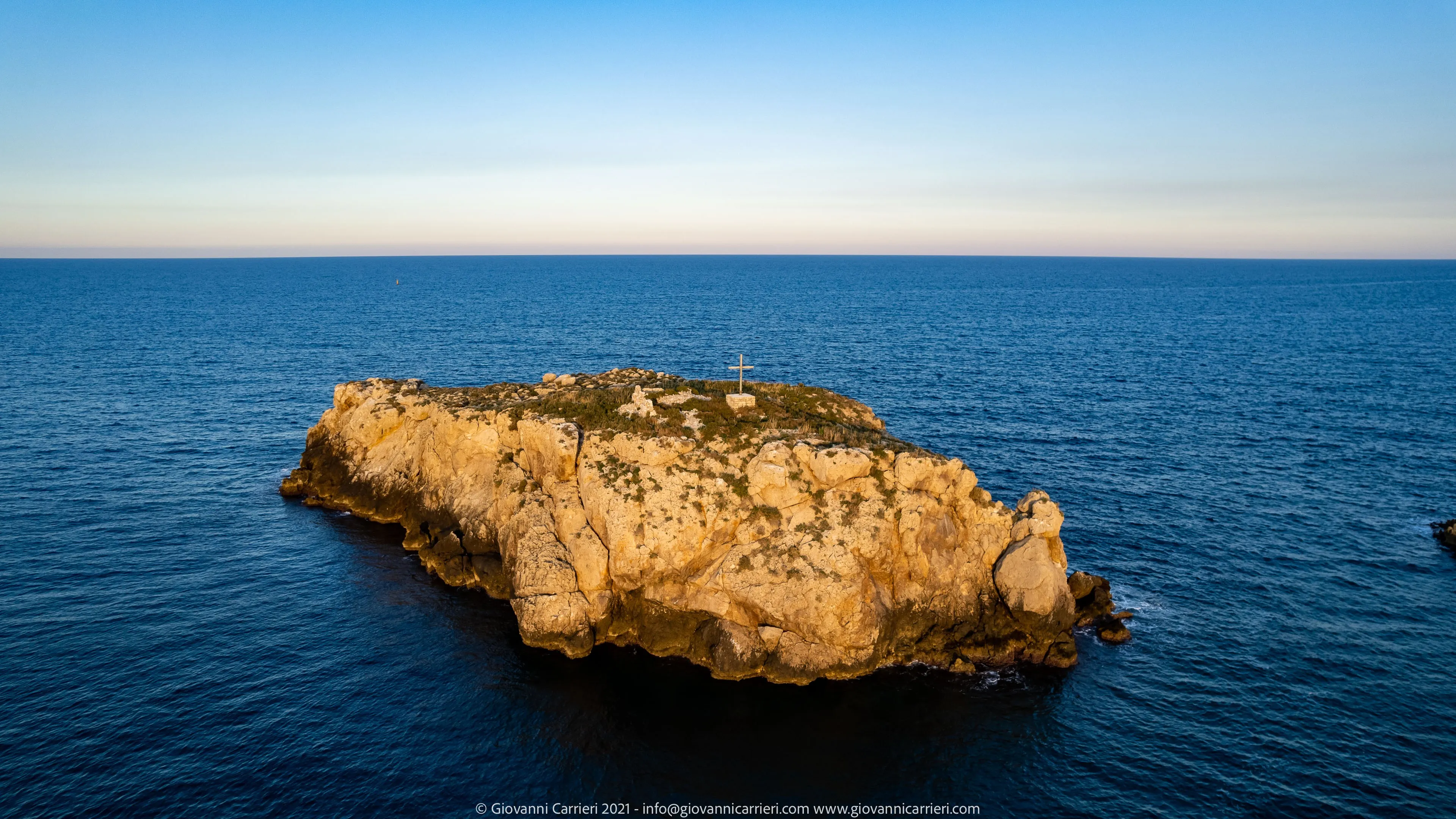 Vista aerea dello scoglio dell'eremita, Polignano a Mare
