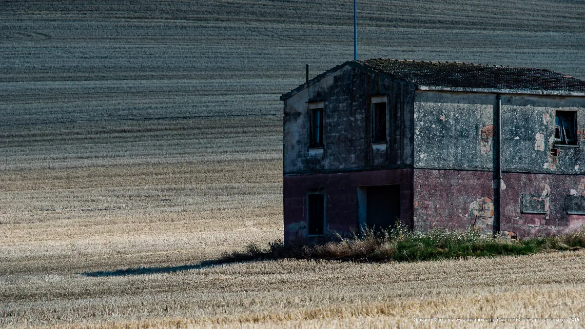 An abandoned farmhouse near Spinazzola