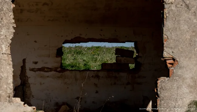 Un muro sfondato di una Casa Colonica