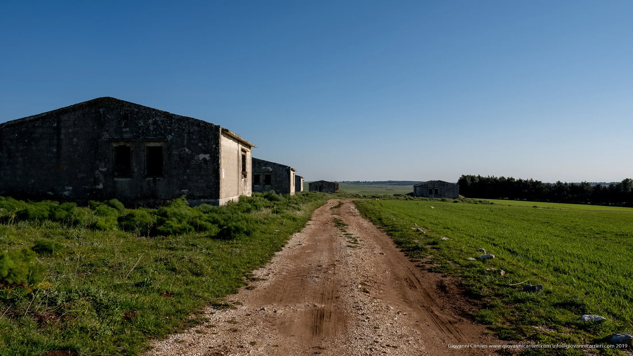 Tratturo e case coloniche abbandonate sul Monte Caccia