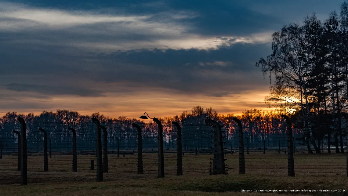 Il tramonto sul campo di concentramento
