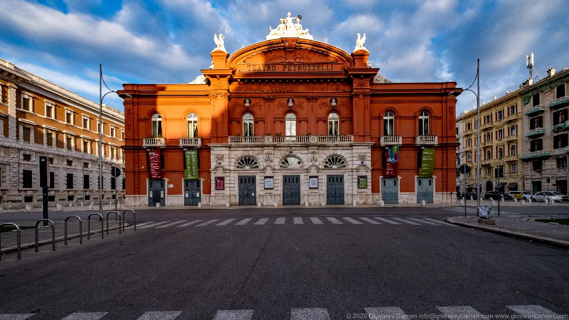 Il Teatro Petruzzelli visto da Via Niccolò Putignani