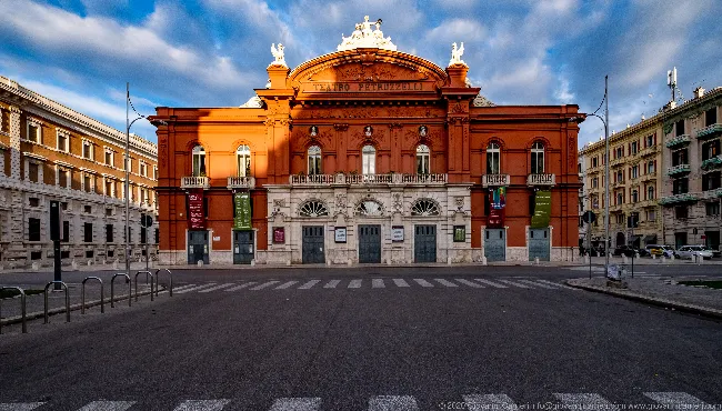 Il Teatro Petruzzelli visto da Via Niccolò Putignani
