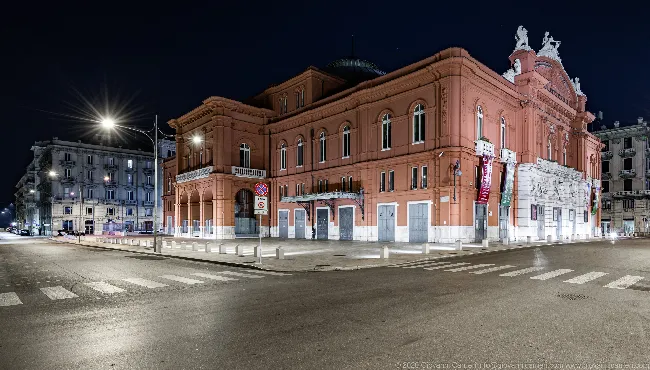 Vista notturna del Teatro Petruzzelli