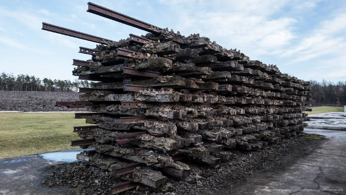 Unloading ramp and cremation rails (historical artifacts), Be??ec