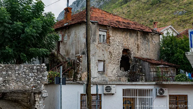 Edificio sventrato da carro armato