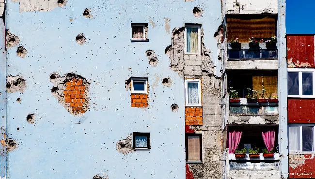 Signs of shrapnel in the living room - Sarajevo
