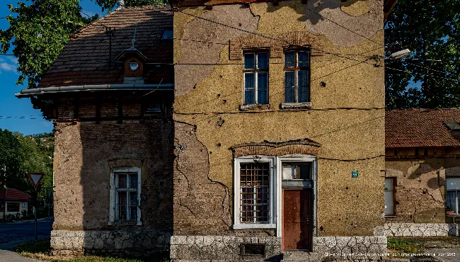 Turisti tra segni di guerra