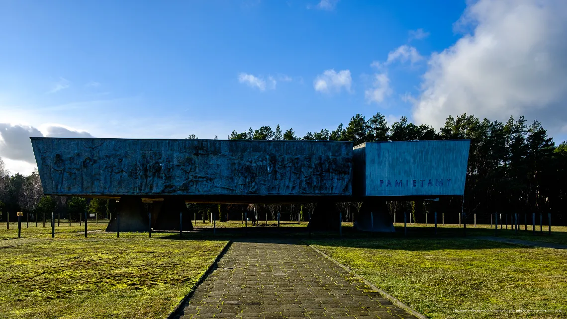 Entrando nell'area del campo di sterminio maestoso appare il monumento in memoria delle vittime di Chełmno