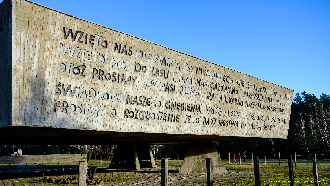 Il mausoleo eretto in memoria delle vittime nel campo di sterminio di Chełmno