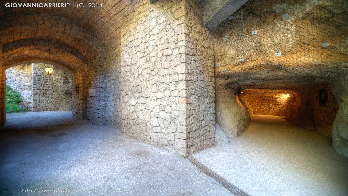 La lapide posta a memoria del massacro all'interno della grotta del massacro delle Fosse Ardeatine