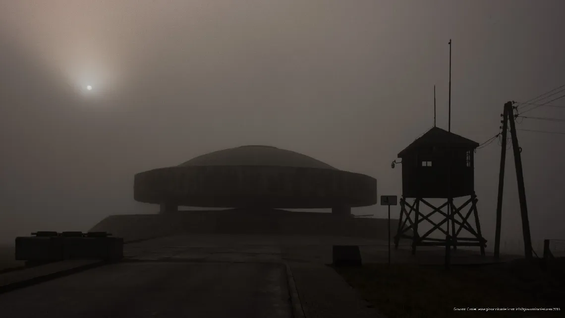 Il Mausoleo eretto nel 1969 contiene ceneri e resti di vittime cremate nel campo di Majdanek
