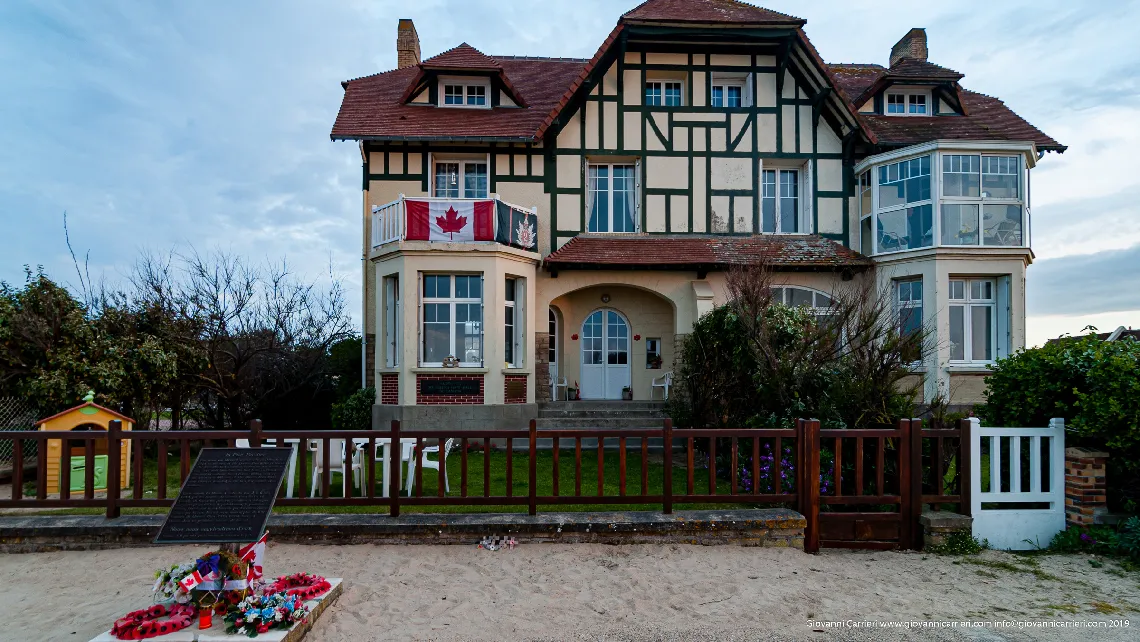 La prima casa liberata a Juno Beach durante lo sbarco in normandia.  Operazione Overlord 6 giugno 1944