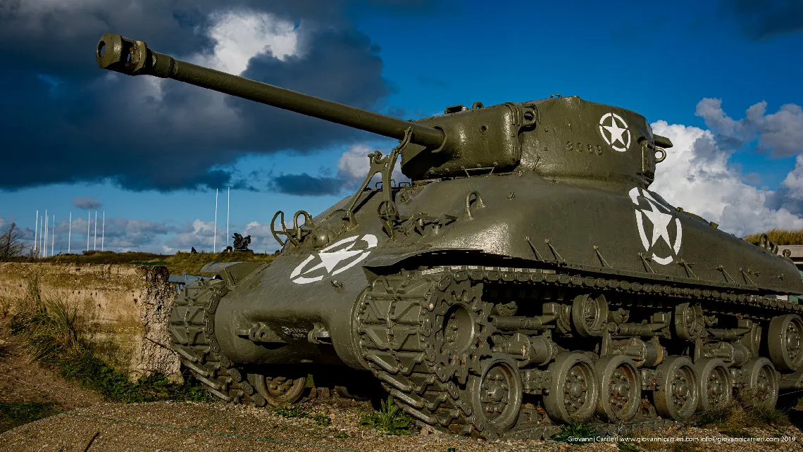 Un carro armato americano Sherman M4 presso la spiaggia di Utah 