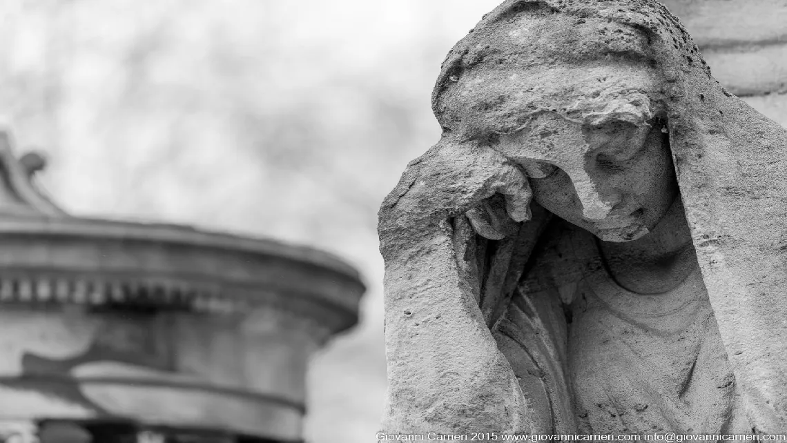Sculpture of woman heartbroken in Père-Lachaise