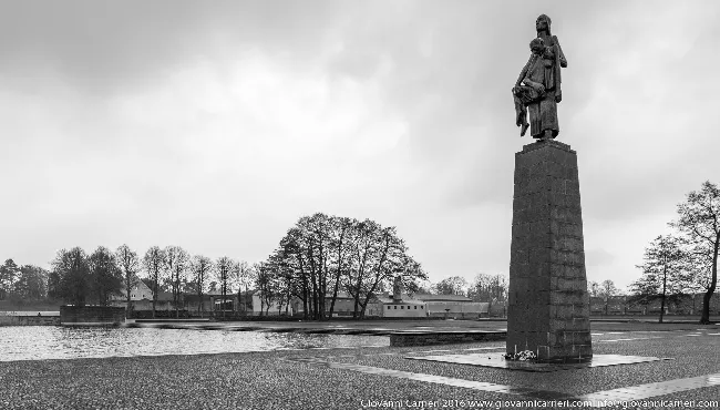 Will Lammert, memorial statue Tragende (Woman with Burden), 1959