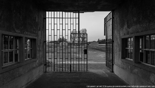 Il cancello di ingresso al campo di concentramento