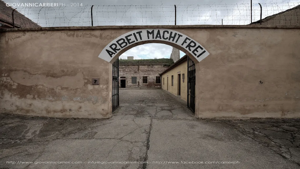 L'ingresso nel campo di concentramento di Theresienstadt, con la famigerata scritta 