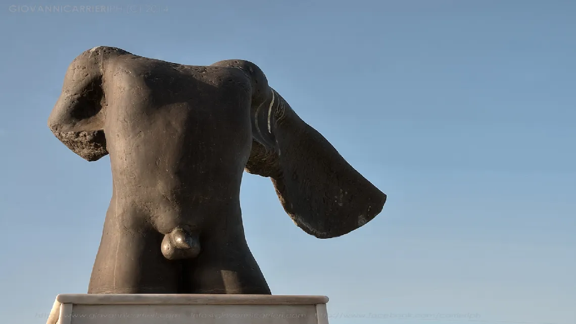 Il monumento in memoria dei 700 Tespiesi