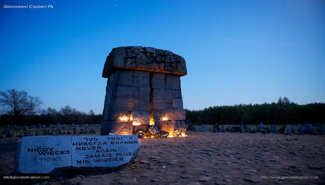 Monumento commemorativo di Treblinka, circondato da migliaia di simboliche lapidi. Ubicato dove furono costruite le nuove camere a gas.
