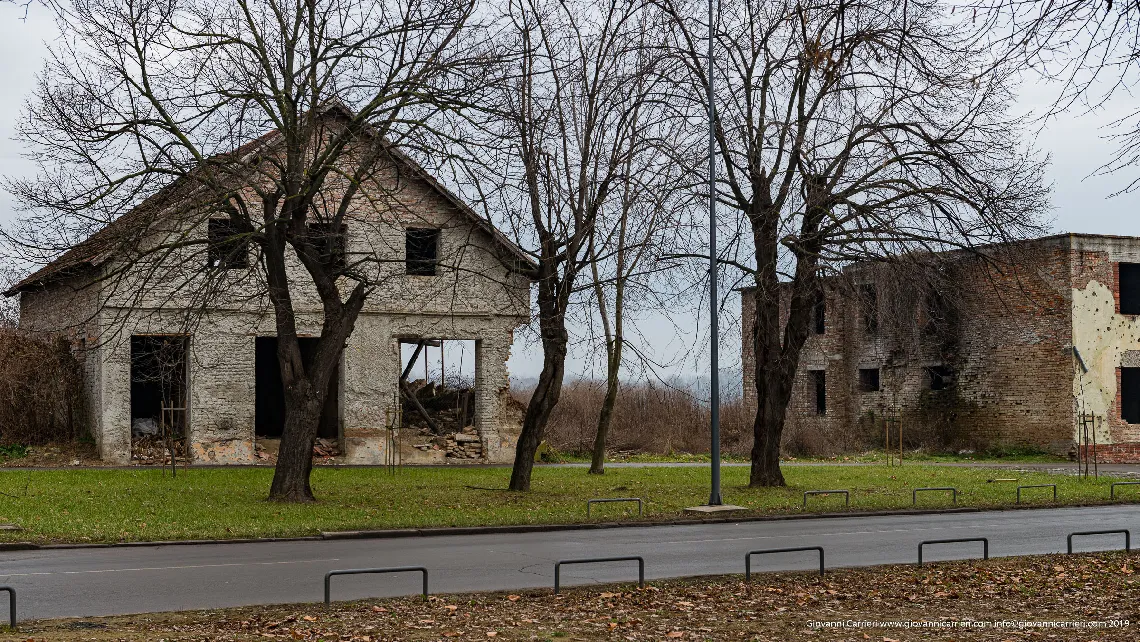 Le costruzioni distrutte ancora presenti nel panorama urbano di Vukovar