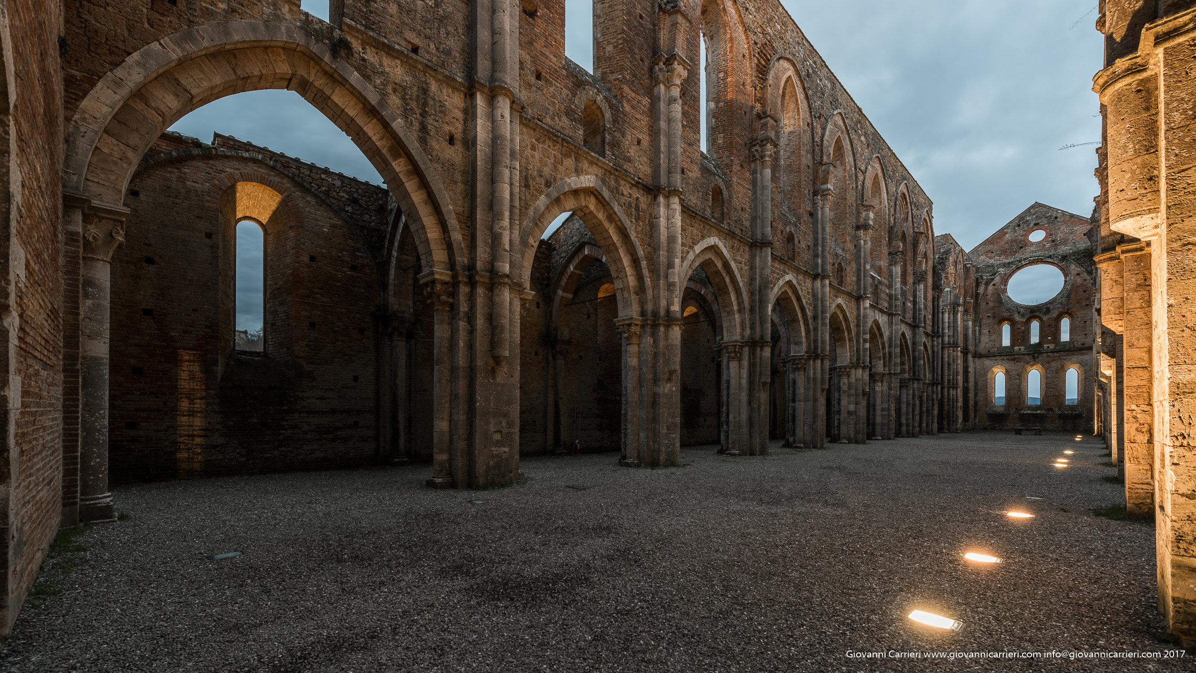 Vista notturna all'interno dell'Abbazia di San Galgano