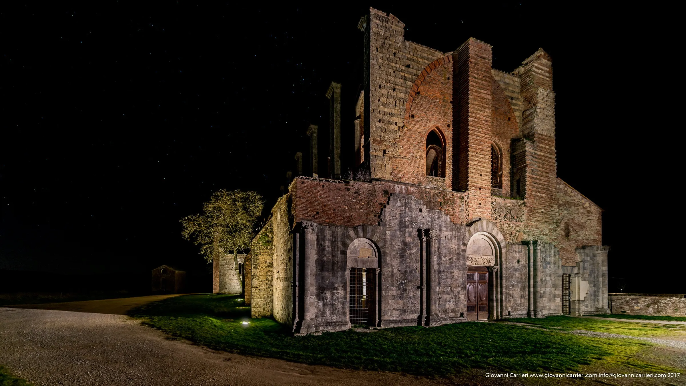Vista notturna dell'Abbazia di San Galgano