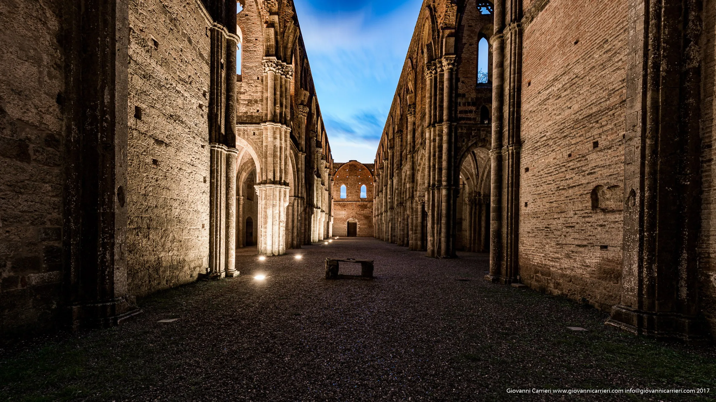 L'interno dell'Abbazia di San Galgano, l'altare