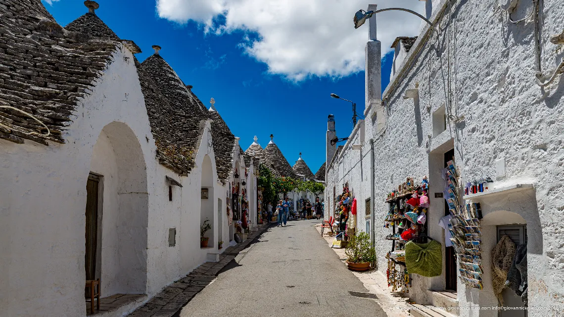 I colori delle stradine di Alberobello, Puglia