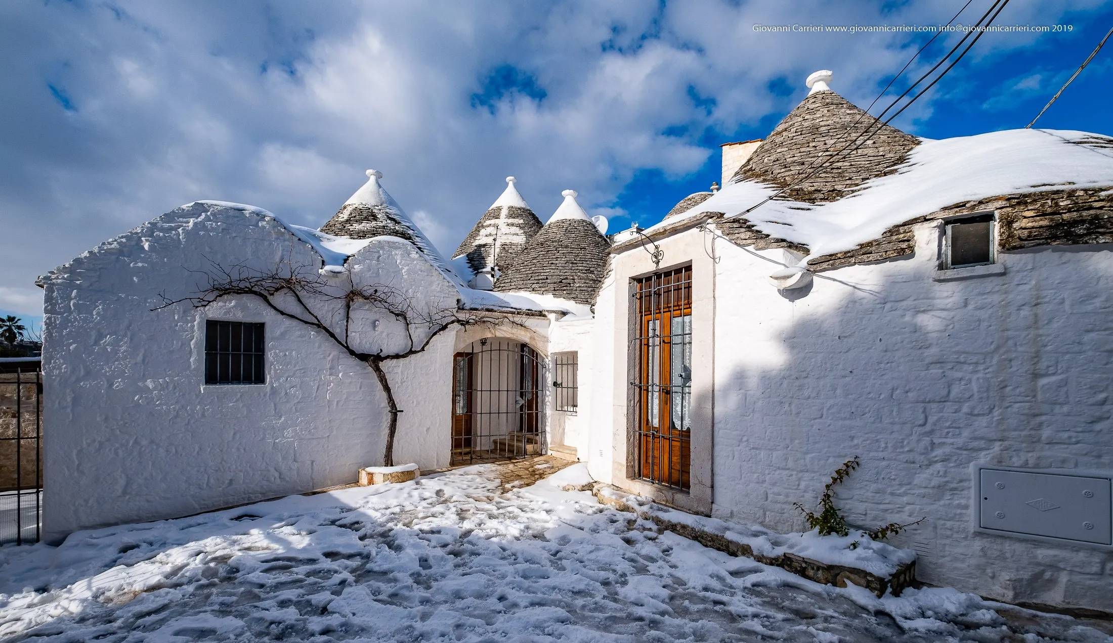 Un trullo innevato di Alberobello