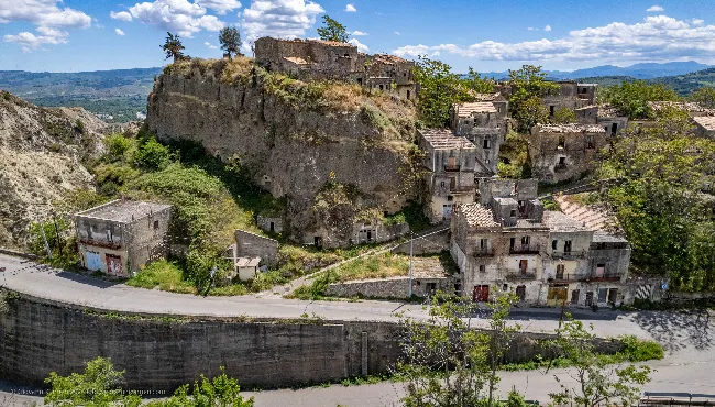 Le rovine di Alianello vecchio