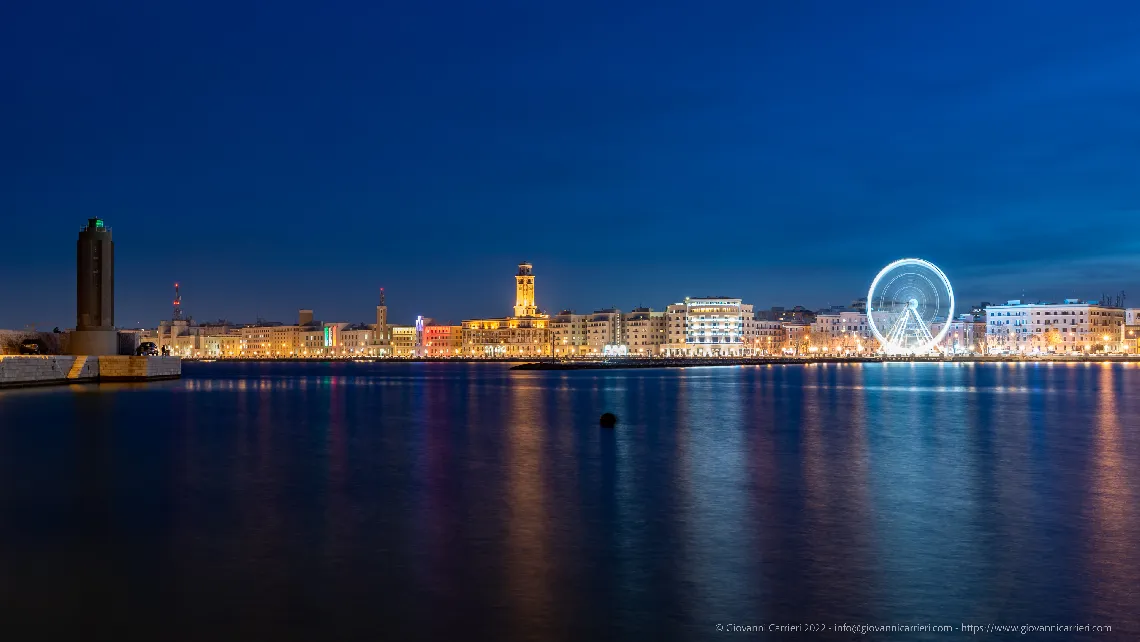 Il lungomare di bari, illuminato dalla ruota panoramica