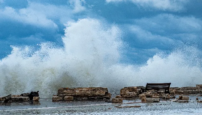 La mareggiata sul lungomare Starita