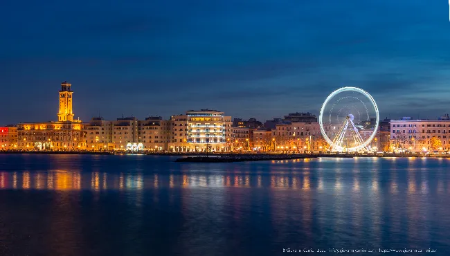 Il lungomare di Bari e la ruota panoramica illuminata