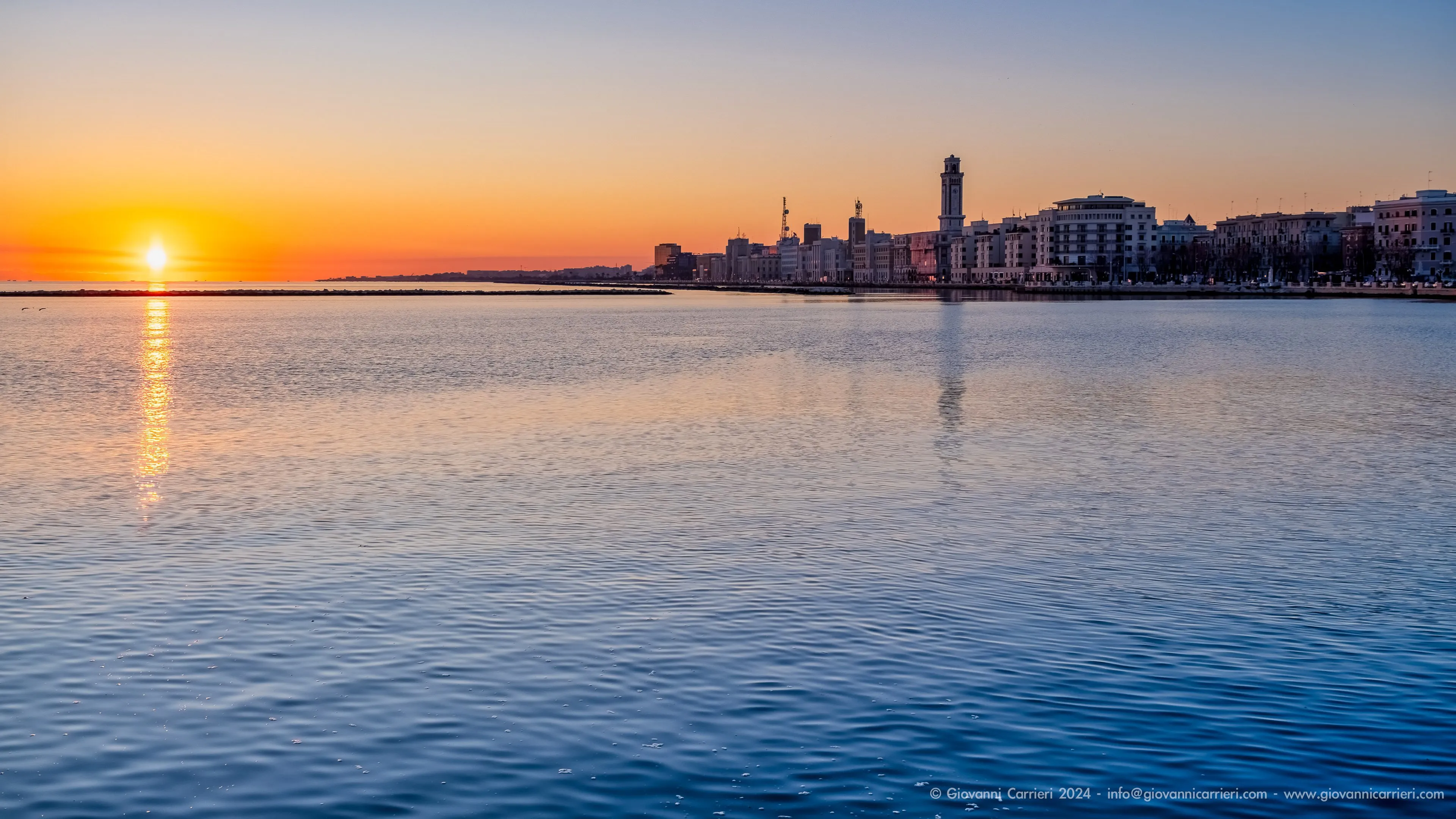 Il lungomare di Bari ed il sorgere del sole