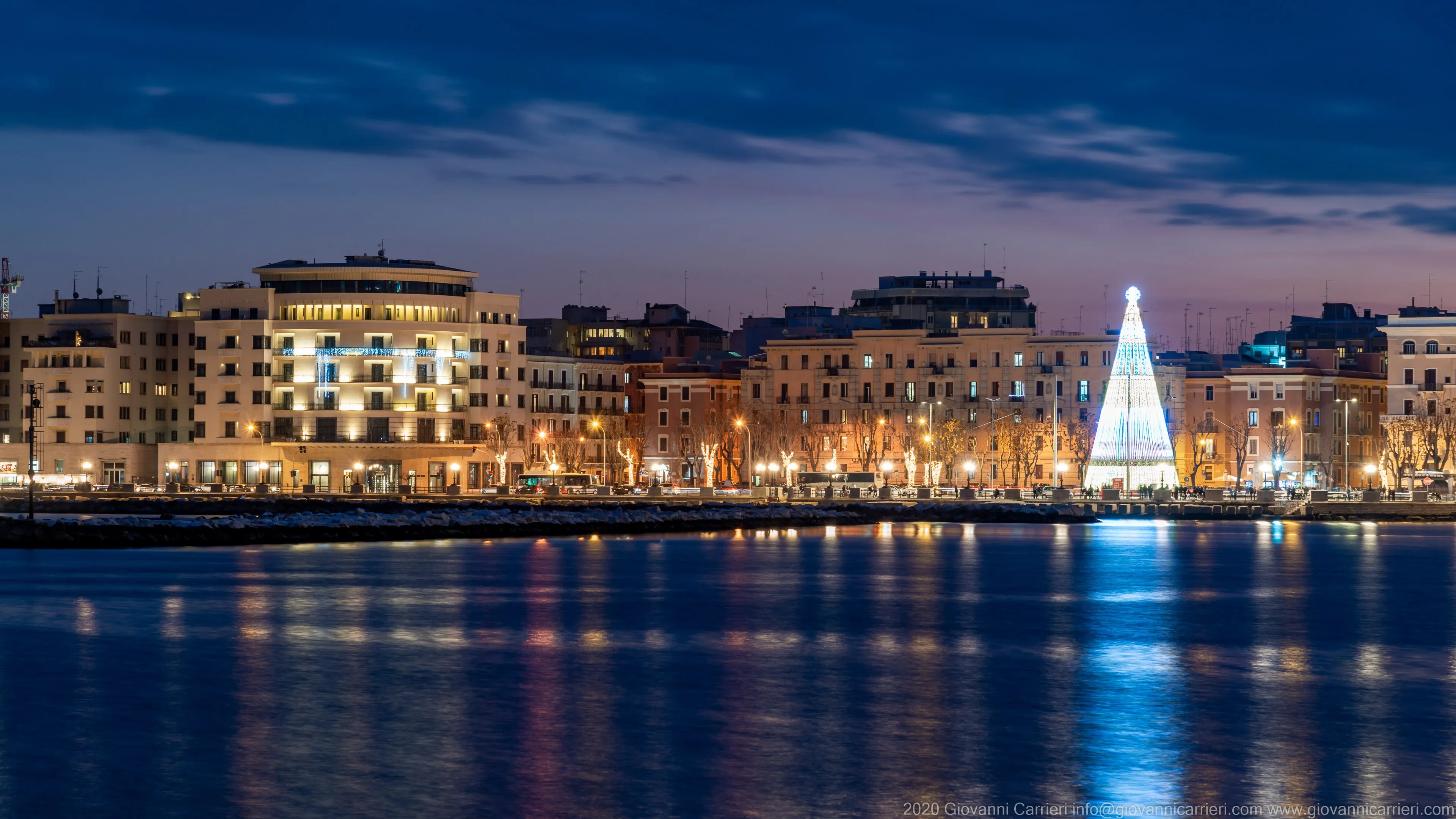 Largo giannella e l'albero di natale, Bari