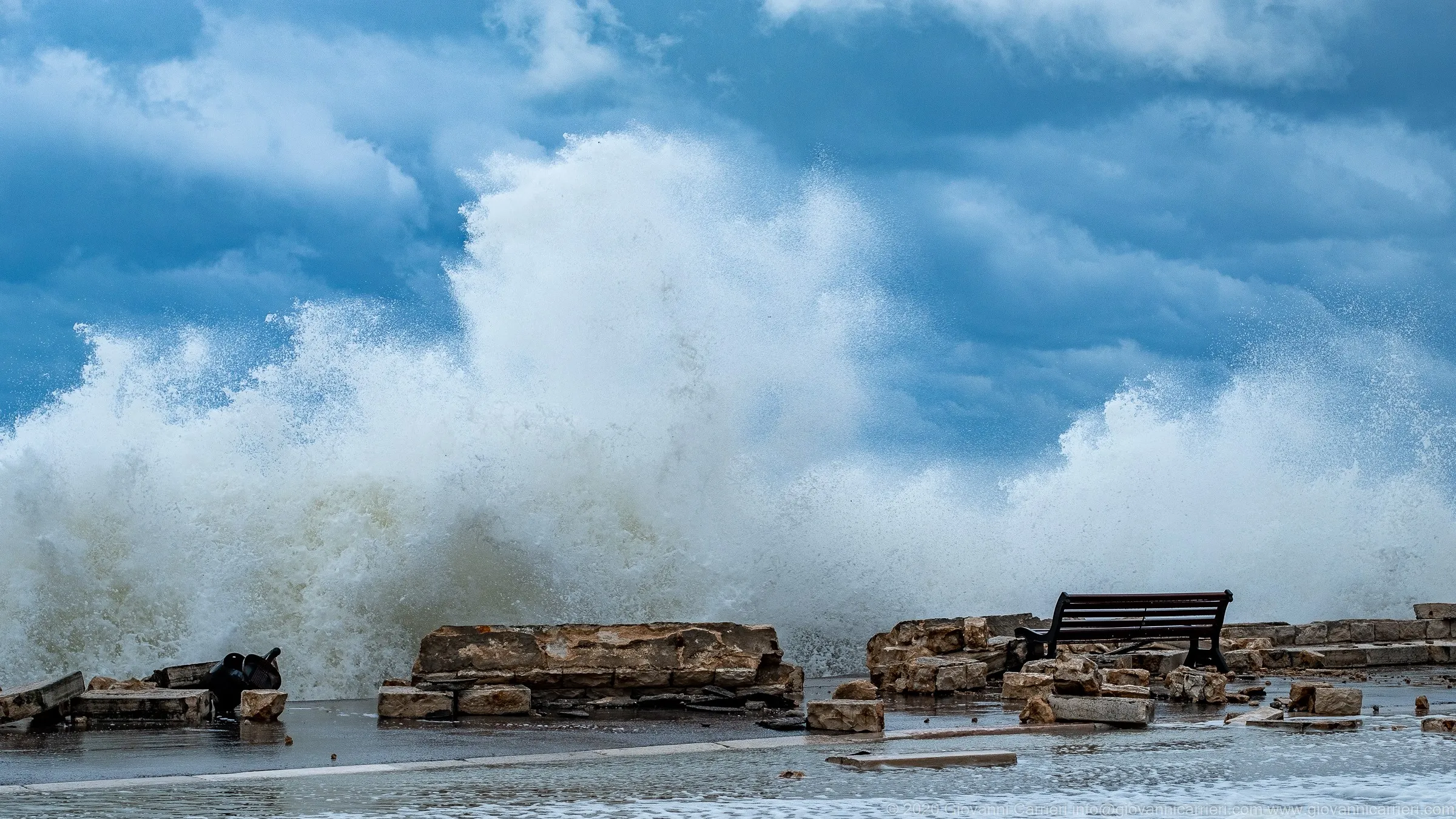 La mareggiata sul lungomare Starita
