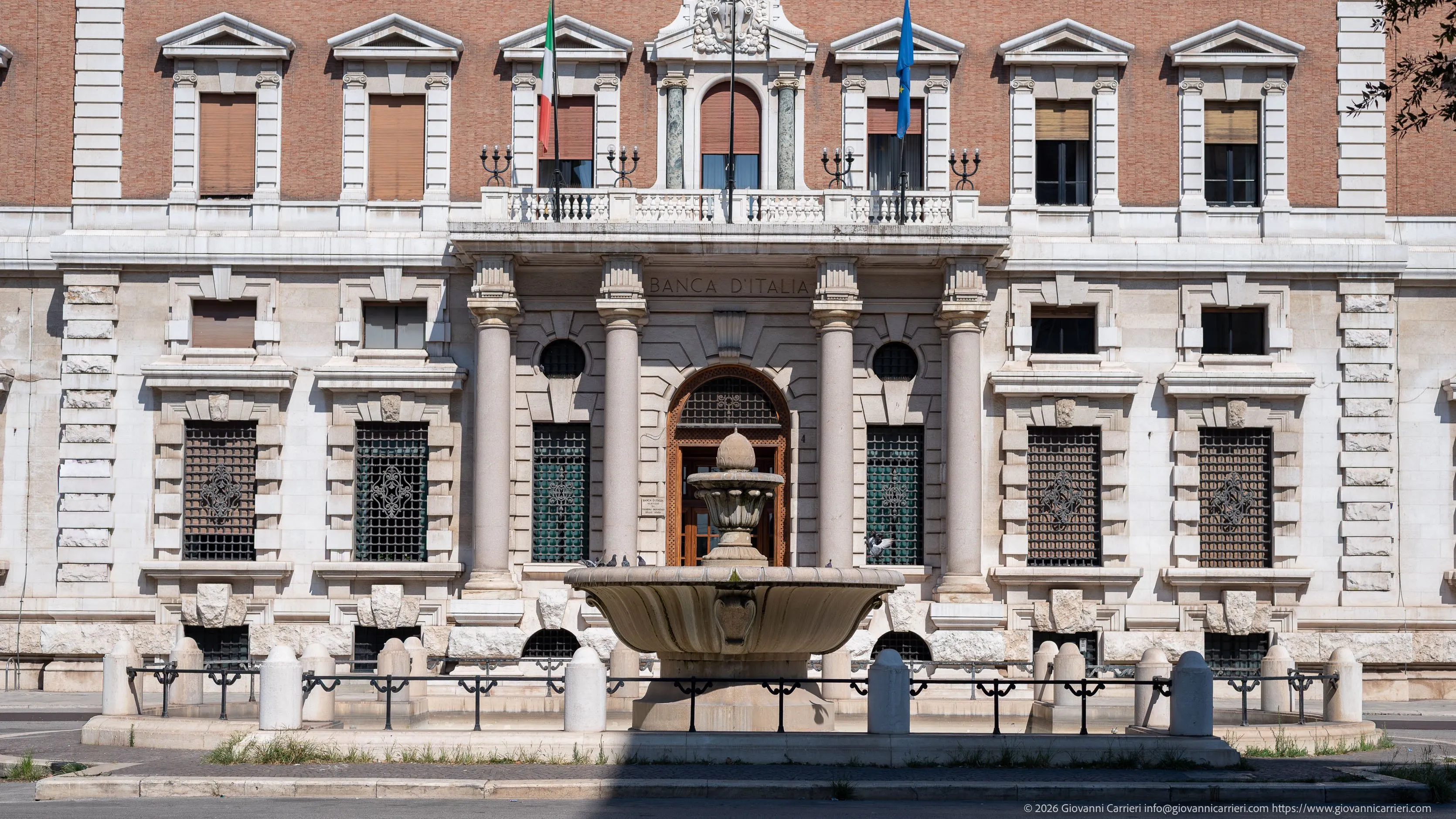 Il palazzo della Banca d'Italia e la sua fontana