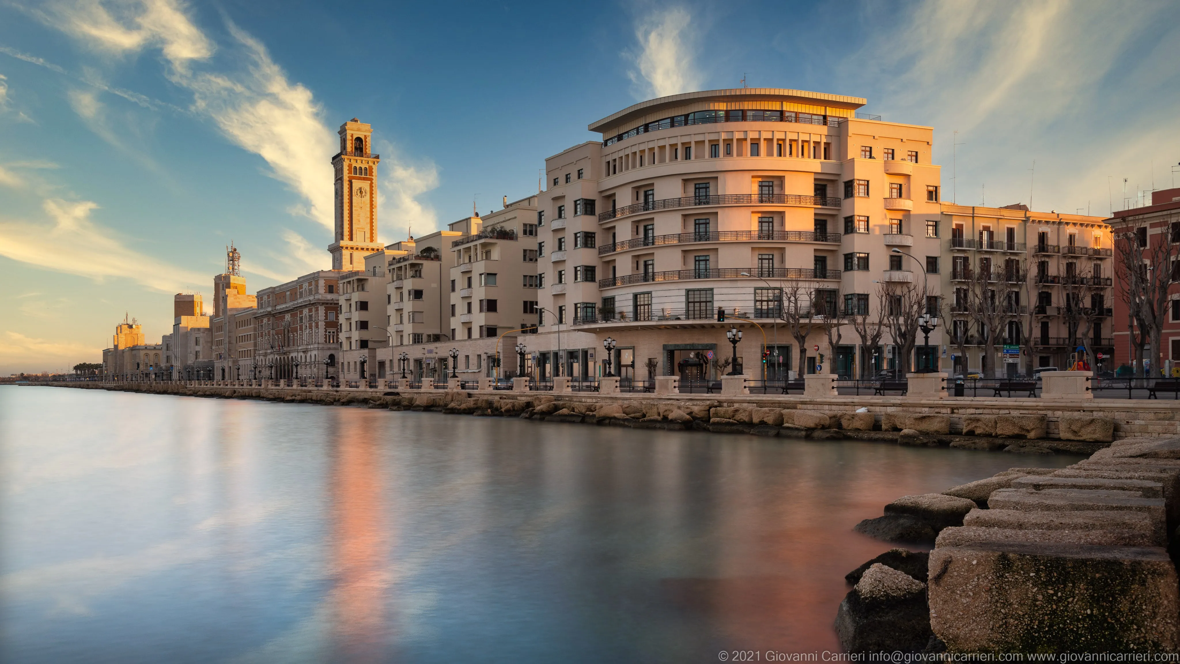 Il lungomare di Bari, guardando ad est